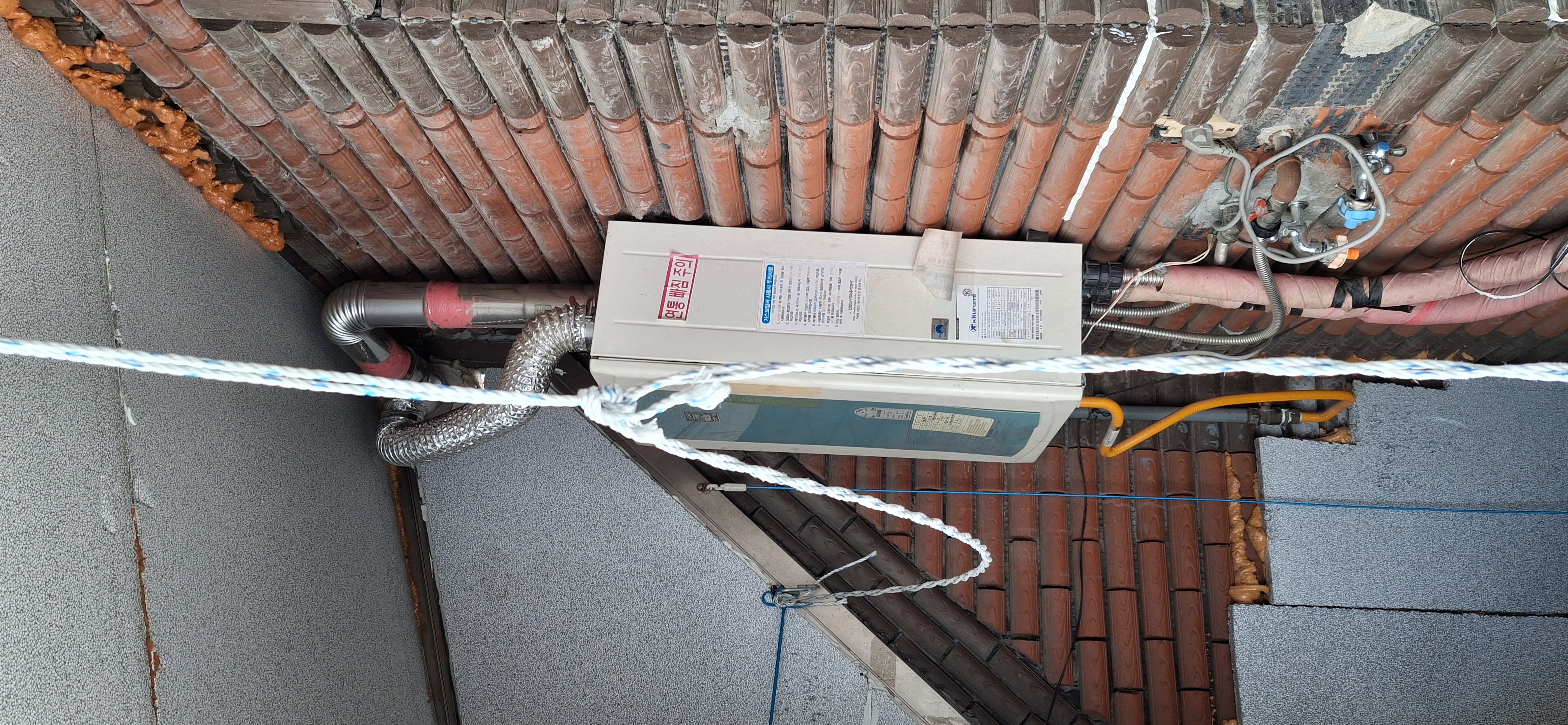 단독주택 기와 지붕 외벽 노후 보일러 교체 전