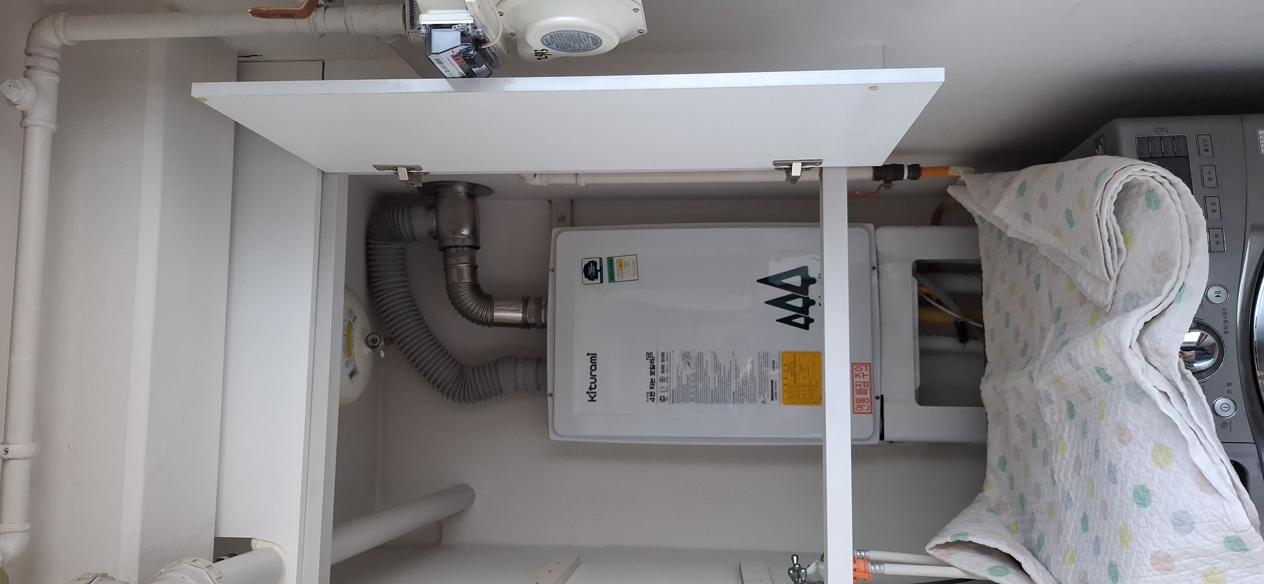 아파트 싱크대 하부장 귀뚜라미 구형 보일러 교체 전