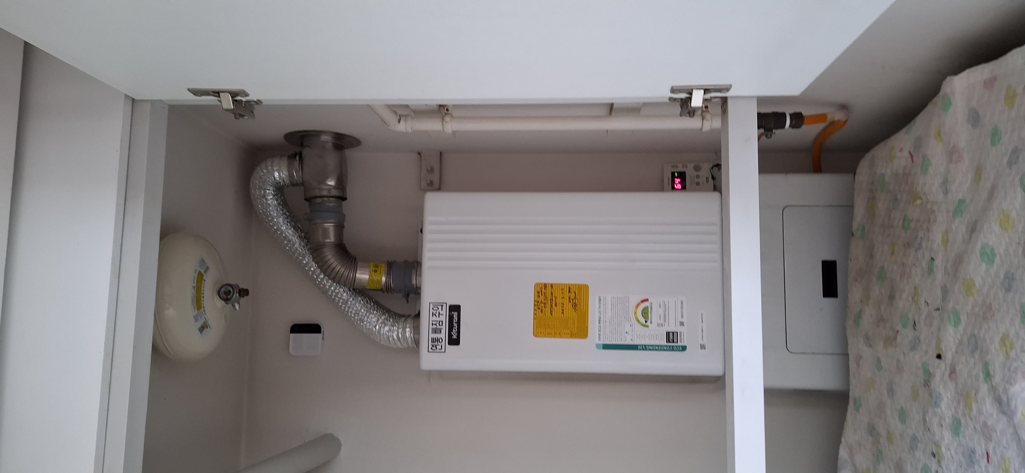 아파트 싱크대 하부장 린나이 신형 콘덴싱 보일러 교체 후