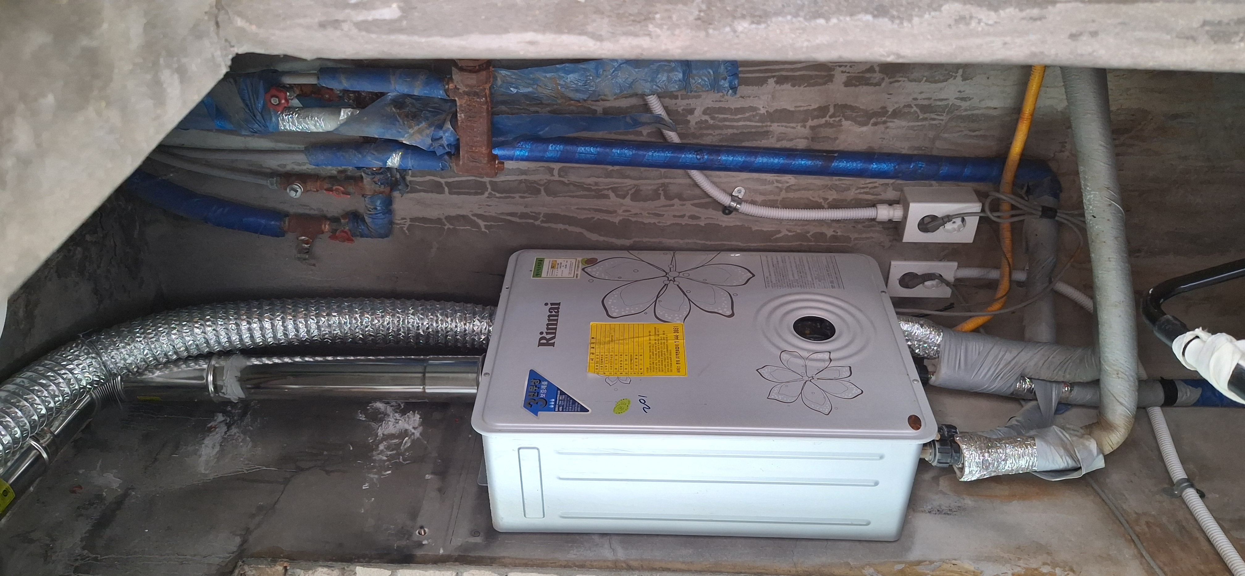 빌라 지하 공간 린나이 구형 보일러 교체 전