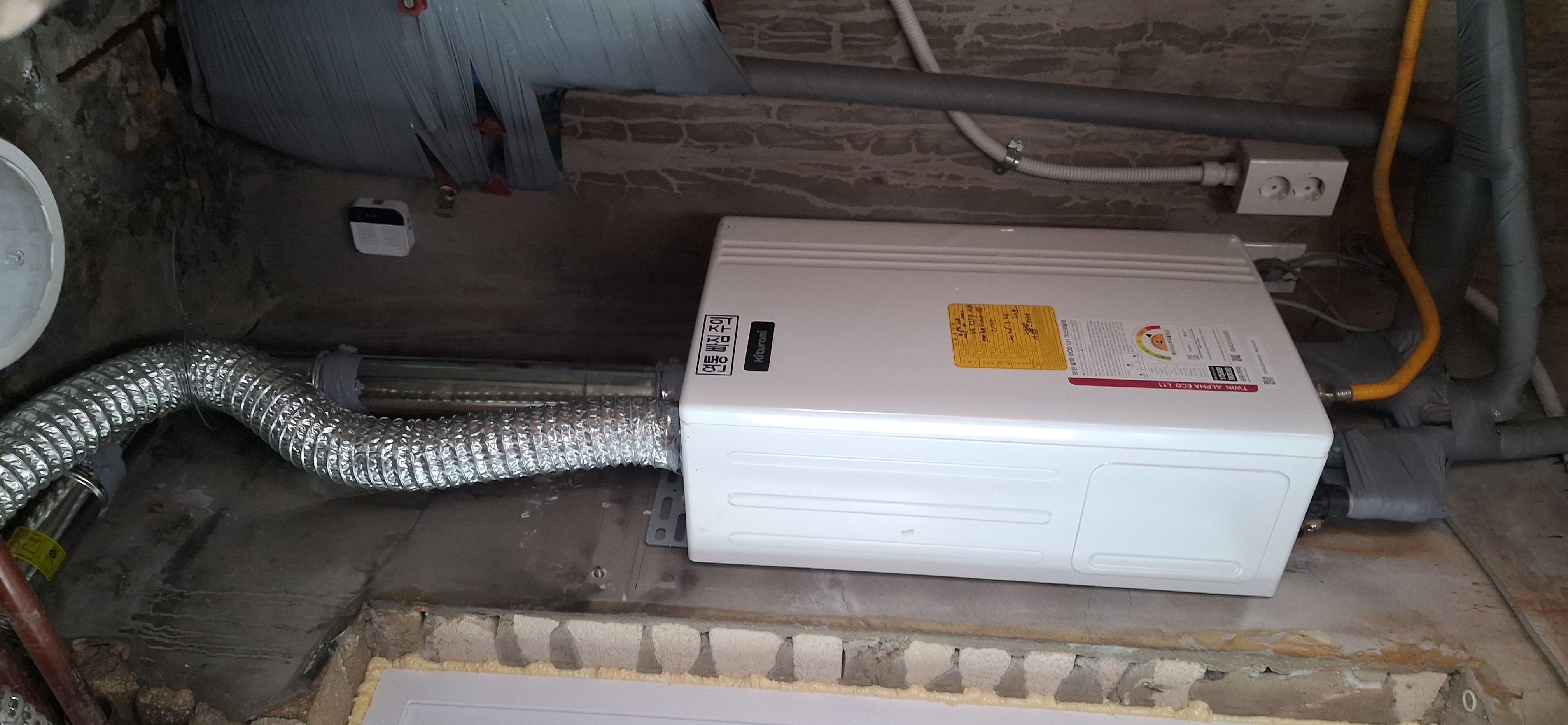 빌라 지하 공간 신형 보일러 교체 후 배관 정리