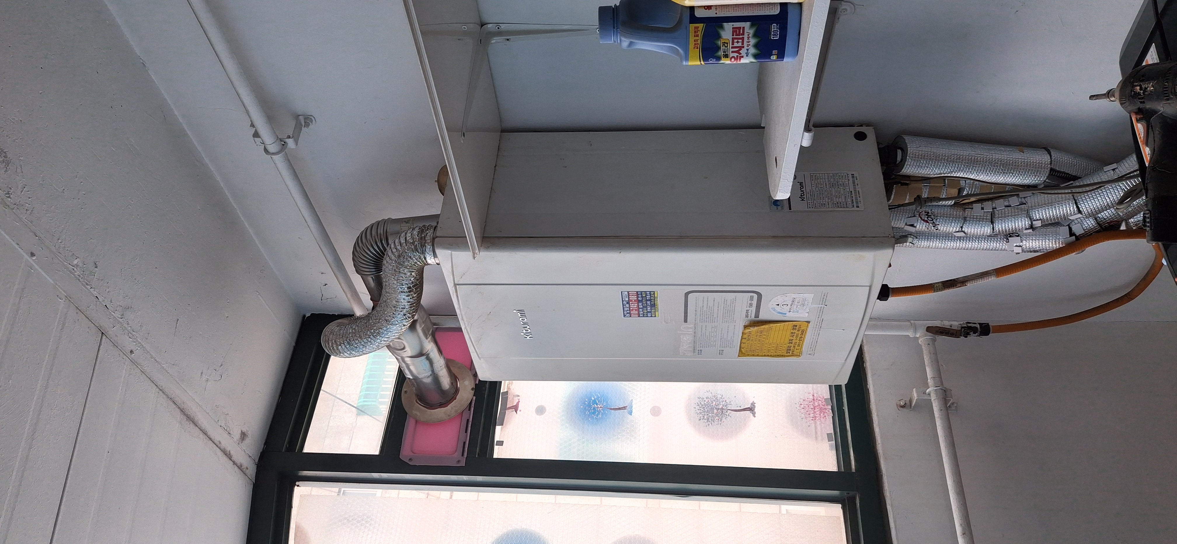 아파트 베란다 창문 하부 구형 세로형 보일러 교체 전