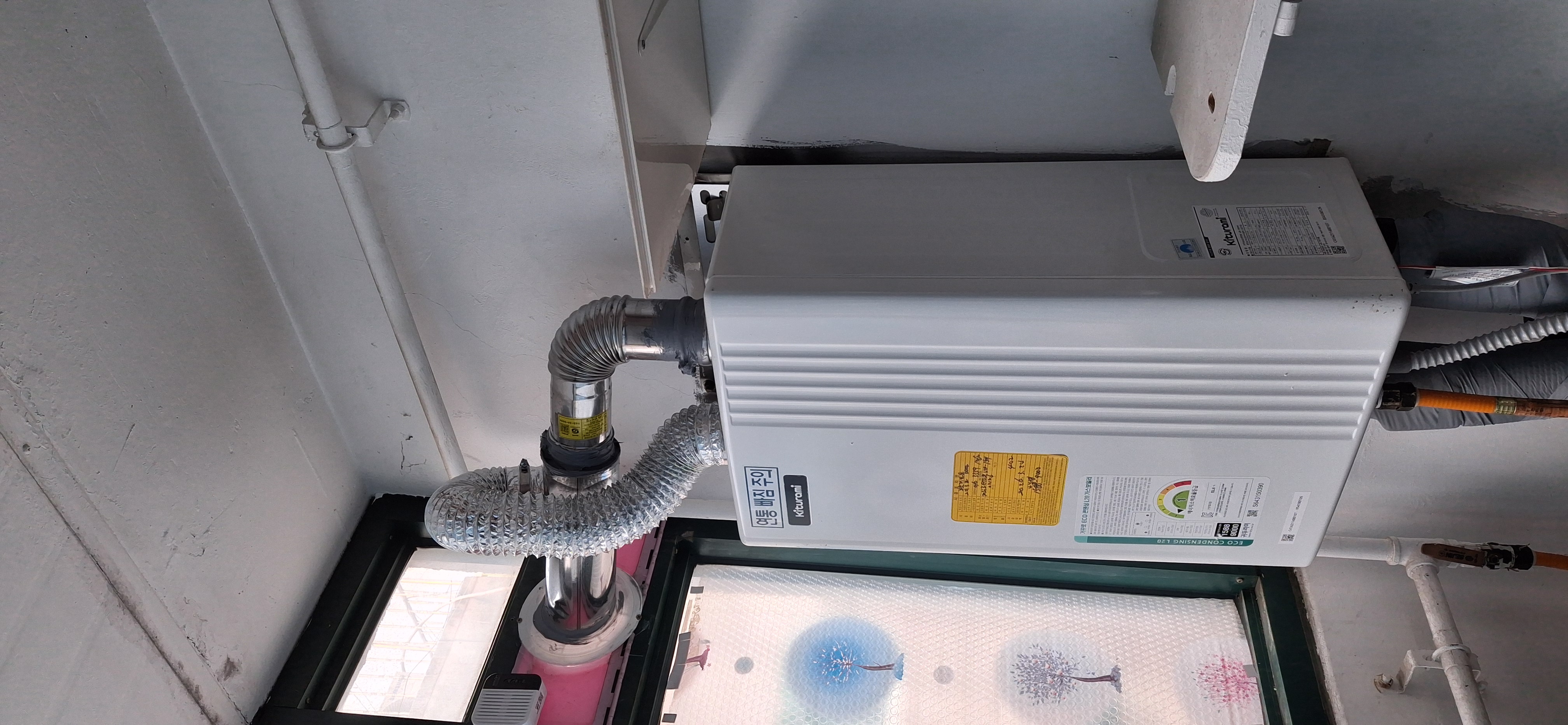 아파트 베란다 창문 하부 경동나비엔 신형 보일러 교체 후