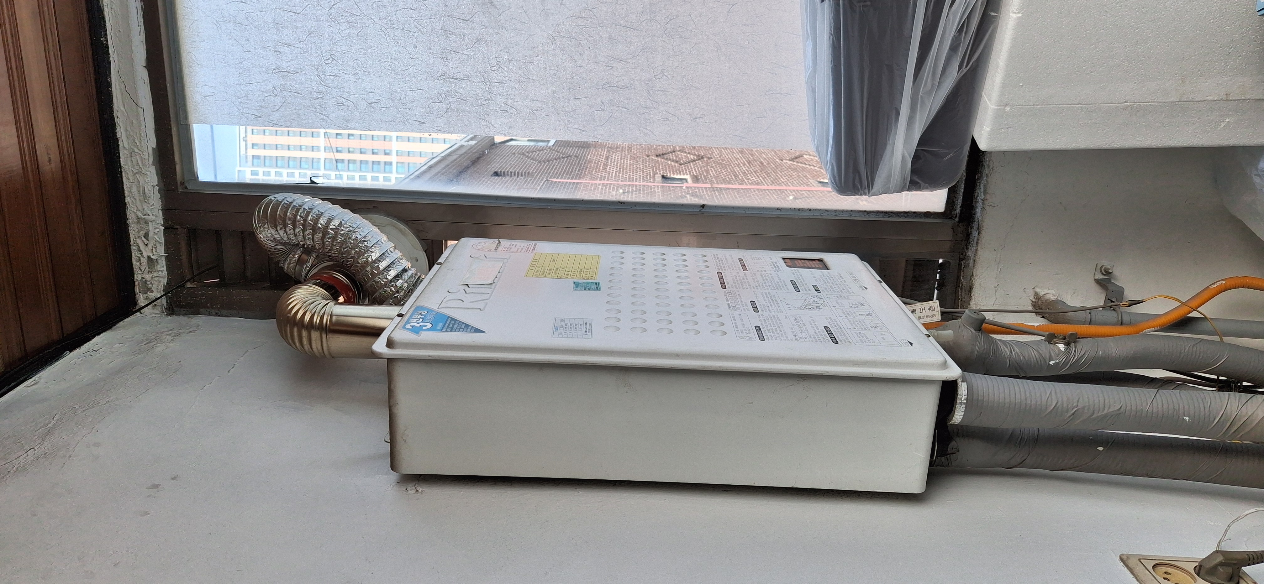 주택 창가 눕힘형 구형 보일러 교체 전